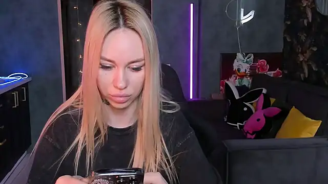 Snapshot of Blckmirrorr chatting on February 6, 2026, 8:18 am Blckmirrorr online show from February 6, 2026, 8:18 am