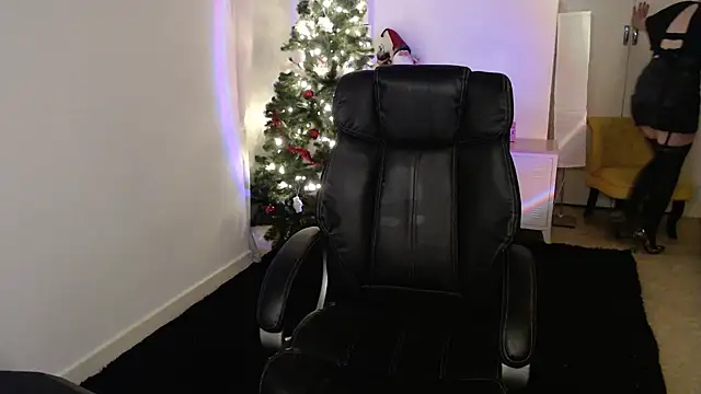 Crystal-dreamt online show from November 10, 2025, 9:52 am