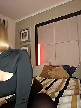 Snapshot of TARA-FUN chatting on October 30, 2025, 6:08 pm TARA-FUN online show from October 30, 2025, 6:08 pm