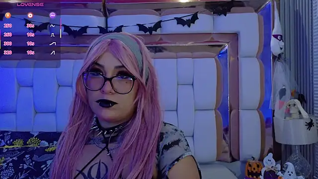 valkiria moore online show from October 10, 2025, 7:57 pm