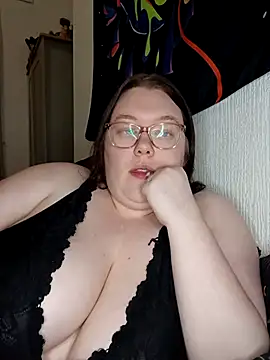 Snapshot of Sexycurvyemilyy chatting on February 28, 2026, 9:49 pm Sexycurvyemilyy online show from February 28, 2026, 9:49 pm