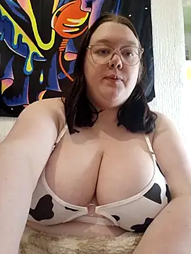 Snapshot of Sexycurvyemilyy chatting on April 11, 2026, 8:02 pm Sexycurvyemilyy online show from April 11, 2026, 8:02 pm