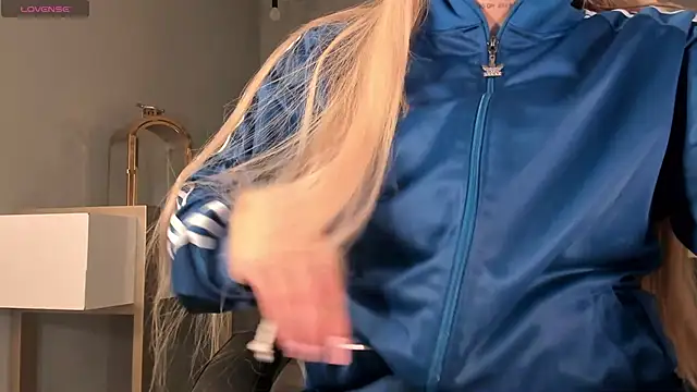 Snapshot of SophiePalmer chatting on December 17, 2025, 11:16 am SophiePalmer online show from December 17, 2025, 11:16 am