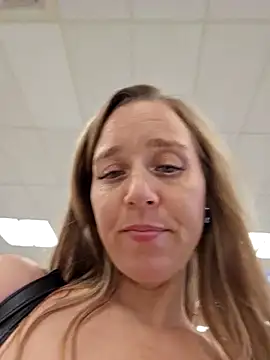 Snapshot of SkyelarSommer chatting on January 5, 2026, 5:49 pm SkyelarSommer online show from January 5, 2026, 5:49 pm