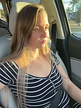 Snapshot of SkyelarSommer chatting on February 4, 2026, 10:36 pm SkyelarSommer online show from February 4, 2026, 10:36 pm