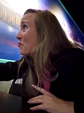 Snapshot of SkyelarSommer chatting on February 15, 2026, 12:18 am SkyelarSommer online show from February 15, 2026, 12:18 am