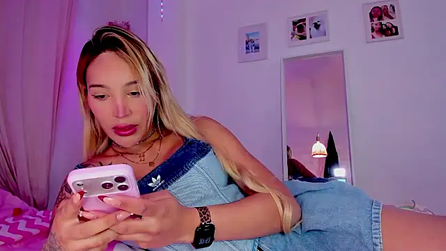 Snapshot of _viioletweekend_ chatting on January 15, 2026, 9:51 pm viioletweekend online show from January 15, 2026, 9:51 pm