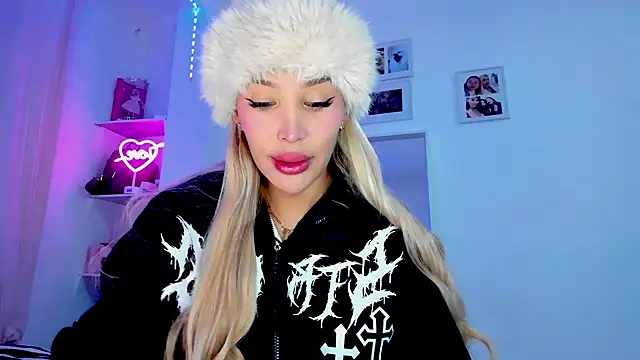 Snapshot of _viioletweekend_ chatting on February 14, 2026, 8:05 pm viioletweekend online show from February 14, 2026, 8:05 pm