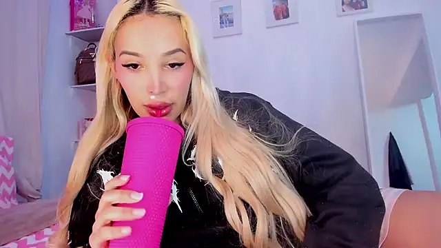 Snapshot of _viioletweekend_ chatting on March 16, 2026, 8:57 pm viioletweekend online show from March 16, 2026, 8:57 pm