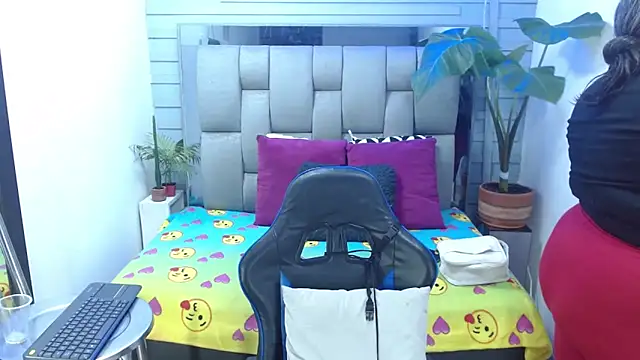 evelin zaens online show from April 15, 2026, 4:30 am