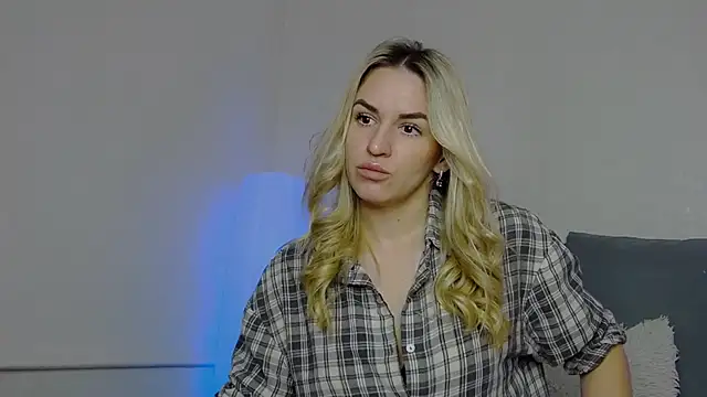 Snapshot of SofiJames chatting on February 16, 2025, 6:32 am SofiJames online show from February 16, 2025, 6:32 am