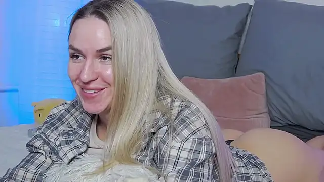 Snapshot of SofiJames chatting on March 4, 2025, 10:24 am SofiJames online show from March 4, 2025, 10:24 am