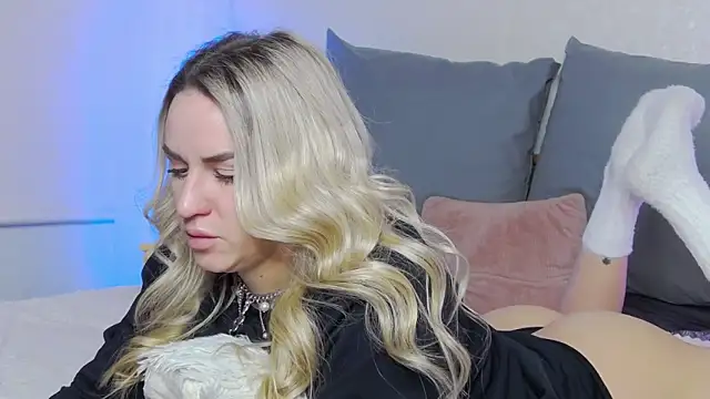 Snapshot of SofiJames chatting on March 6, 2025, 6:19 am SofiJames online show from March 6, 2025, 6:19 am