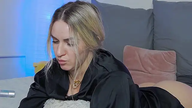 Snapshot of SofiJames chatting on March 17, 2025, 9:01 am SofiJames online show from March 17, 2025, 9:01 am