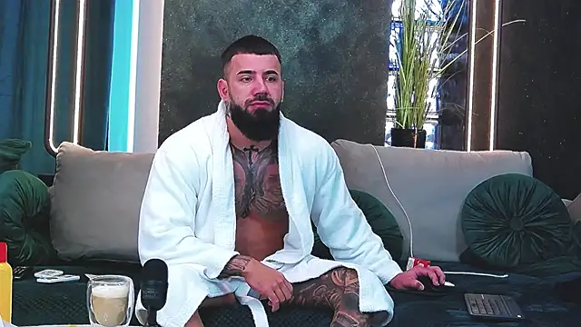 Snapshot of masterkingofmusclee chatting on January 11, 2025, 8:00 am masterkingofmusclee online show from January 11, 2025, 8:00 am