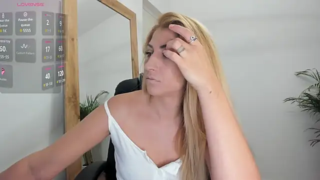 sofiah  online show from March 21, 2025, 5:23 pm