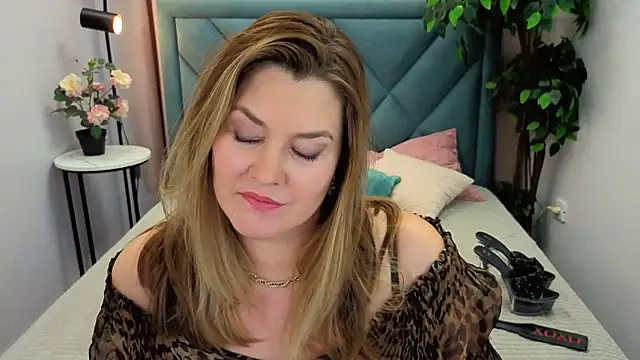 Snapshot of Adele_Russo chatting on November 18, 2025, 4:33 pm Adele Russo online show from November 18, 2025, 4:33 pm