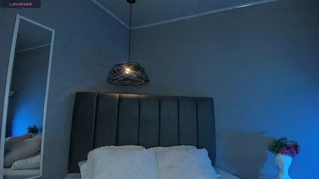 ayshel   online show from November 19, 2025, 9:04 pm