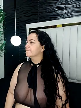 Snapshot of lucia_vonne_ chatting on February 12, 2025, 11:40 am lucia vonne online show from February 12, 2025, 11:40 am