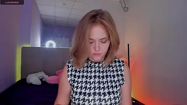 Snapshot of DellaRowe chatting on September 10, 2025, 12:16 pm DellaRowe online show from September 10, 2025, 12:16 pm