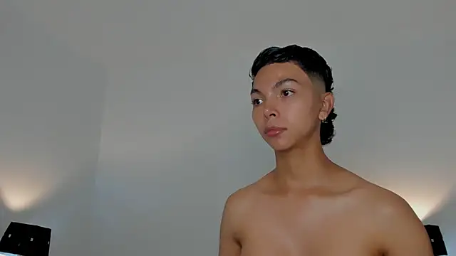 xhenisa  online show from January 8, 2026, 8:33 pm