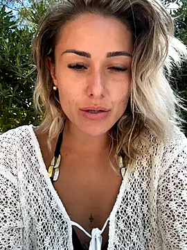 Snapshot of petrouchkaaa_ chatting on September 17, 2025, 12:29 pm petrouchkaaa online show from September 17, 2025, 12:29 pm