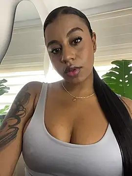 charlotteeruss online show from November 7, 2025, 6:19 pm