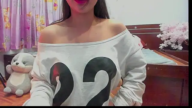 Snapshot of Mimini- chatting on February 7, 2025, 11:01 am Mimini- online show from February 7, 2025, 11:01 am