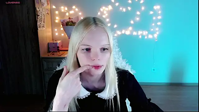 Snapshot of Emily_Nyaffee chatting on March 3, 2025, 6:33 pm Emily Nyaffee online show from March 3, 2025, 6:33 pm