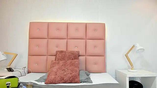 lhiamfit online show from December 4, 2025, 3:54 pm