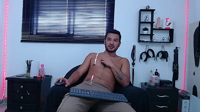 Snapshot of KinkyAllisonSub chatting on January 18, 2025, 3:38 pm KinkyAllisonSub online show from January 18, 2025, 3:38 pm