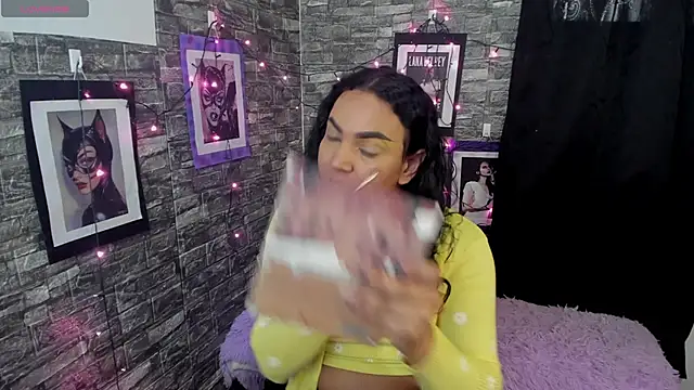 Snapshot of Andrys_ chatting on December 5, 2025, 8:49 pm Andrys online show from December 5, 2025, 8:49 pm