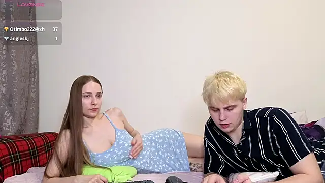 Snapshot of Emily_and_Ilumi chatting on January 18, 2026, 7:39 pm Emily and Ilumi online show from January 18, 2026, 7:39 pm