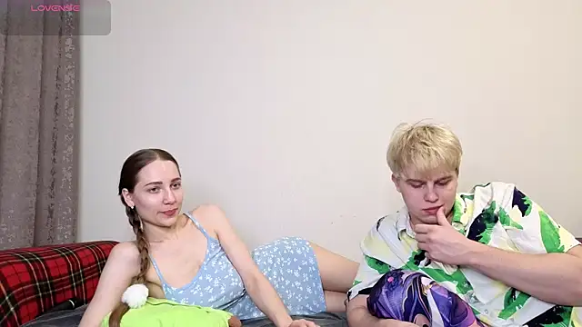 Snapshot of Emily_and_Ilumi chatting on February 5, 2026, 6:12 pm Emily and Ilumi online show from February 5, 2026, 6:12 pm