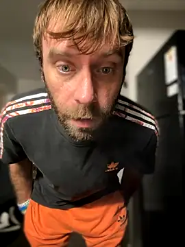 4kUsh2Fashion0 online show from October 11, 2025, 3:10 pm