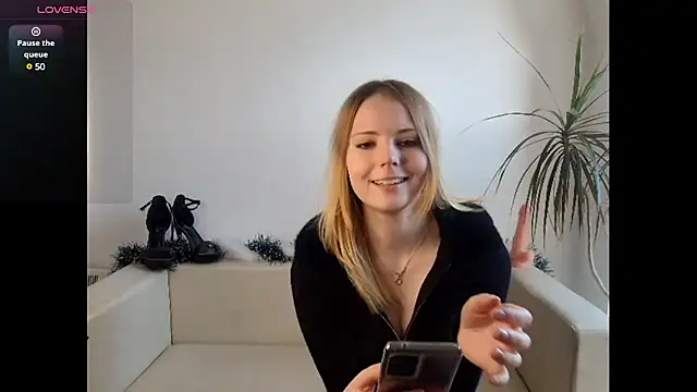 Snapshot of Frosty_Princess chatting on December 8, 2024, 1:03 pm Frosty Princess online show from December 8, 2024, 1:03 pm