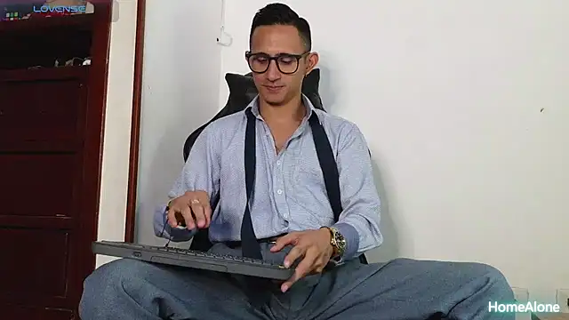 HomeAloneK online show from December 2, 2025, 7:53 pm