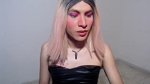 Snapshot of HugeDanex chatting on November 25, 2025, 4:12 am HugeDanex online show from November 25, 2025, 4:12 am