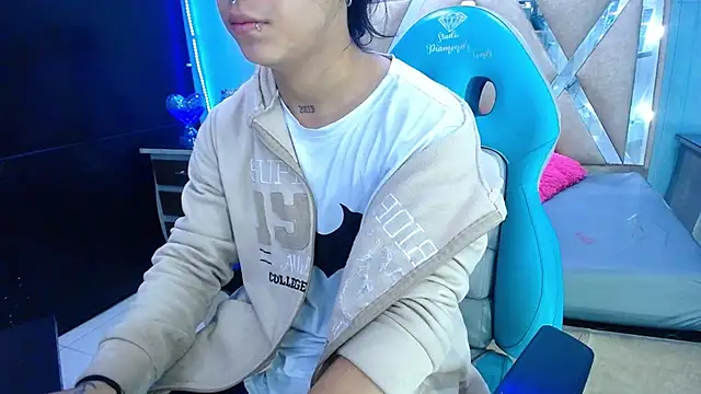 Snapshot of alex_477 chatting on November 17, 2025, 11:38 am alex 477 online show from November 17, 2025, 11:38 am