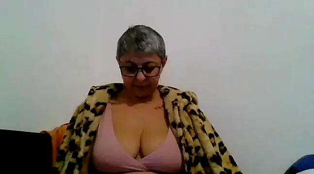 Snapshot of roseblak42 chatting on February 23, 2025, 4:57 pm roseblak42 online show from February 23, 2025, 4:57 pm