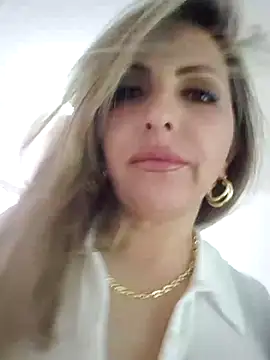 Snapshot of _Abril-Office1 chatting on February 24, 2025, 7:52 pm Abril-Office1 online show from February 24, 2025, 7:52 pm