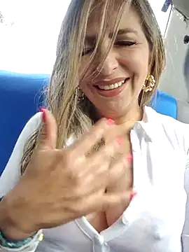 Snapshot of _Abril-Office1 chatting on March 4, 2025, 2:32 pm Abril-Office1 online show from March 4, 2025, 2:32 pm