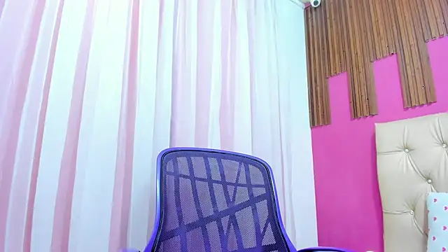 Snapshot of SofiaSexy_ chatting on December 14, 2025, 12:21 pm SofiaSexy online show from December 14, 2025, 12:21 pm