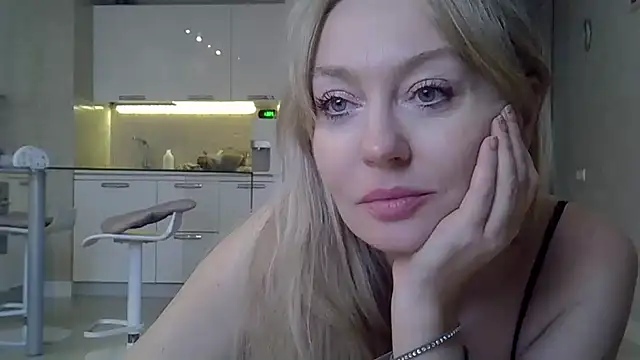 Snapshot of ZarinaSwift chatting on January 14, 2025, 4:36 am ZarinaSwift online show from January 14, 2025, 4:36 am