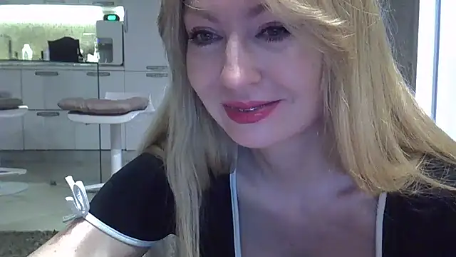 Snapshot of ZarinaSwift chatting on February 10, 2025, 4:52 am ZarinaSwift online show from February 10, 2025, 4:52 am
