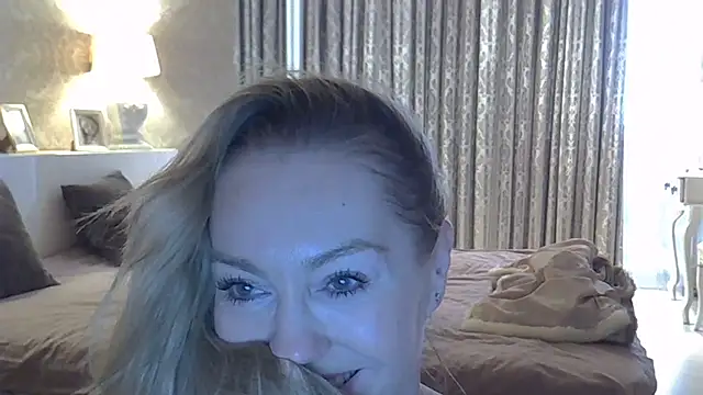 ZarinaSwift online show from October 19, 2025, 4:46 am