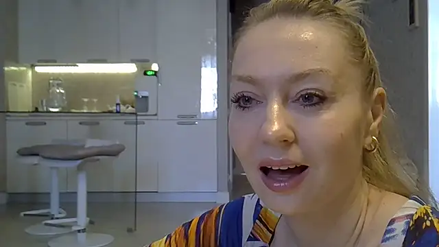 Snapshot of ZarinaSwift chatting on February 25, 2026, 4:33 am ZarinaSwift online show from February 25, 2026, 4:33 am