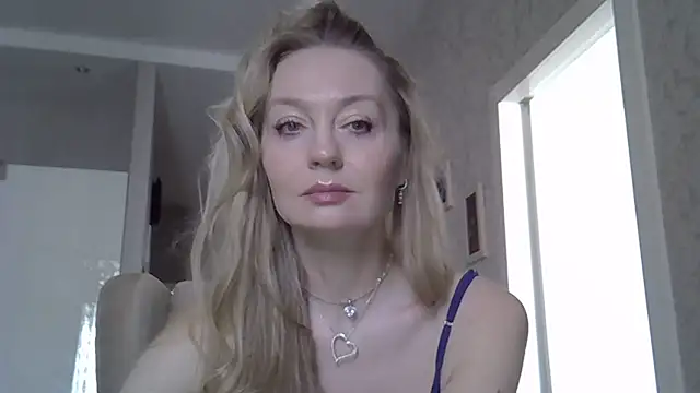 Snapshot of ZarinaSwift chatting on April 4, 2026, 4:33 am ZarinaSwift online show from April 4, 2026, 4:33 am