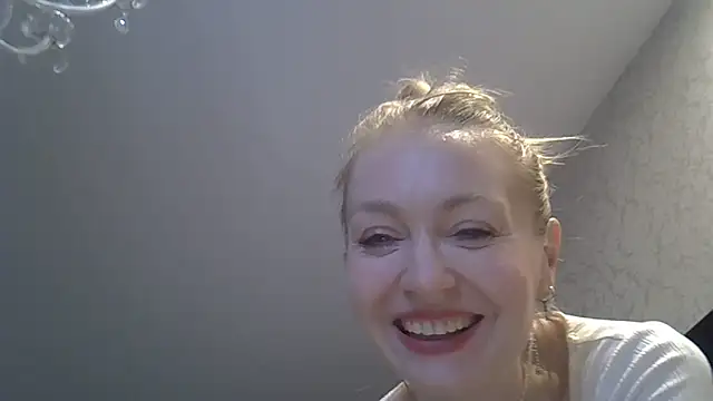 Snapshot of ZarinaSwift chatting on April 7, 2026, 10:59 am ZarinaSwift online show from April 7, 2026, 10:59 am