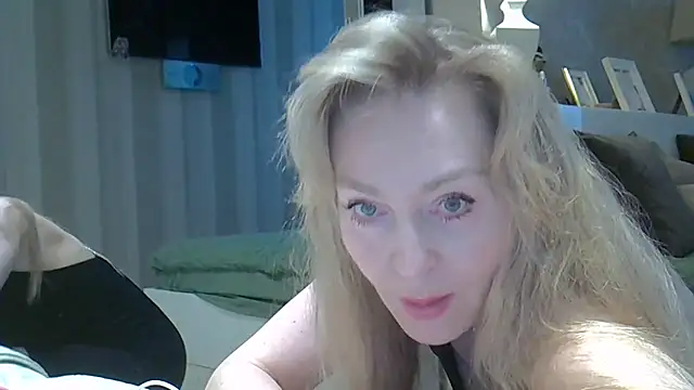 Snapshot of ZarinaSwift chatting on April 18, 2026, 7:56 am ZarinaSwift online show from April 18, 2026, 7:56 am